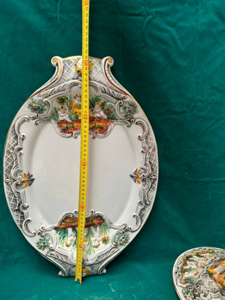 Elegante bandeja con bombonera decorada con ángeles  y mujeres con instrumentos musicales.