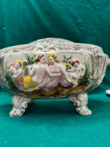 Elegante bandeja con bombonera decorada con...