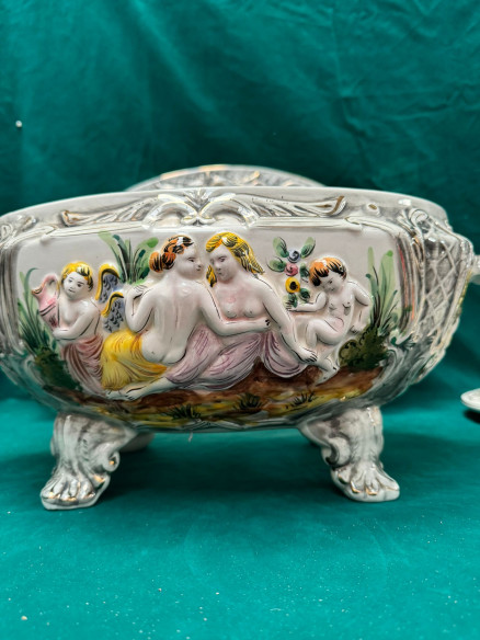 Elegante bandeja con bombonera decorada con ángeles  y mujeres con instrumentos musicales.