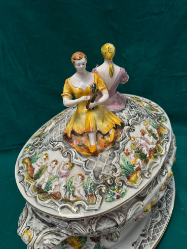 Elegante bandeja con bombonera decorada con...