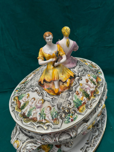 Elegante bandeja con bombonera decorada con ángeles  y mujeres con instrumentos musicales.