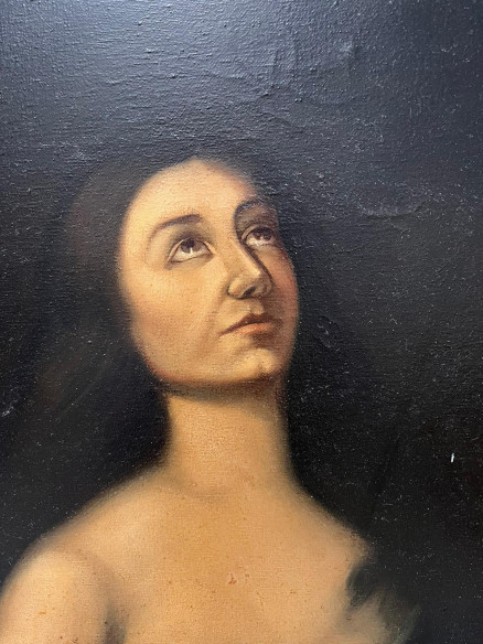 Santa María Magdalena con el pecho descubierto.