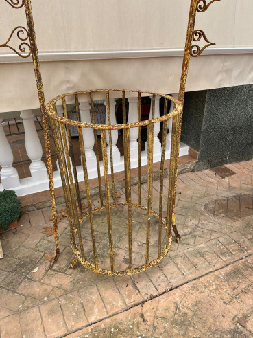 Brocal de pozo hecho a fragua con adornos.