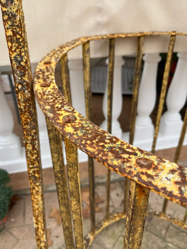 Brocal de pozo hecho a fragua con adornos.