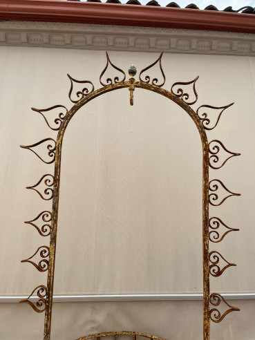 Brocal de pozo hecho a fragua con adornos.