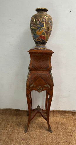 Pedestal con bronces y base de mármol.