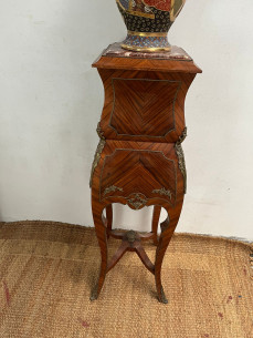 Pedestal con bronces y base de mármol. 2