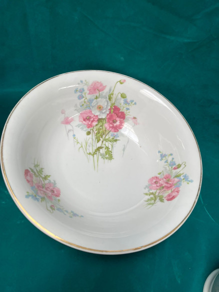 Conjunto de palangana y jarra, con filos dorados y adornos florales.