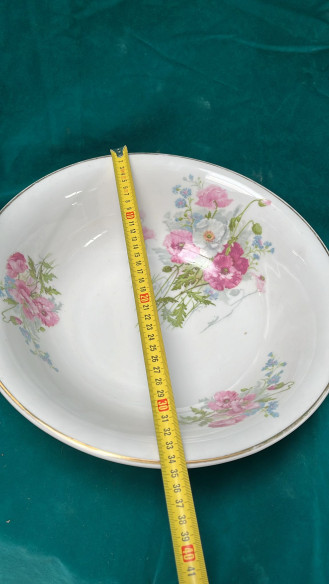 Conjunto de palangana y jarra, con filos dorados y adornos florales.