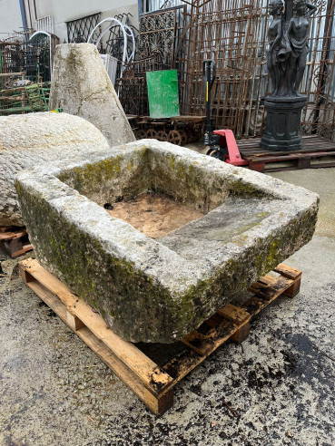 Pilón de piedra con lavadera.