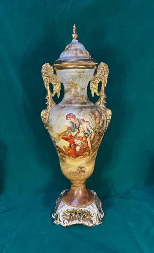 Fantástico jarrón isabelino en porcelana con escena romántica y dorado en oro fino.