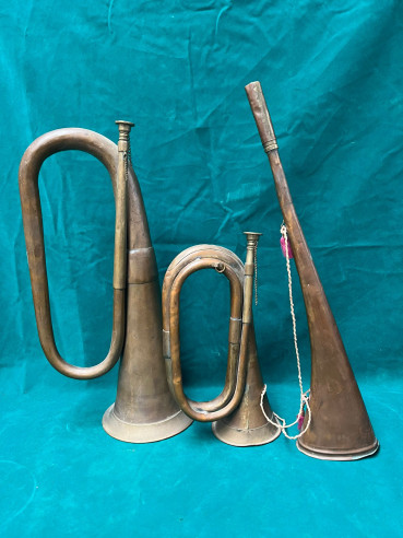 Conjunto de 3 antiguas cornetas en bronce y cobre.