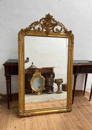 Elegante espejo isabelino dorado en oro fino.