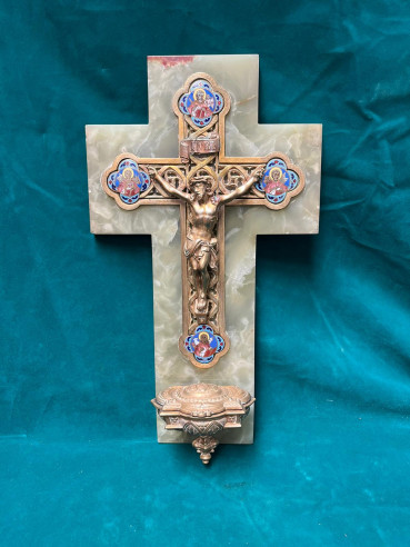 Cruz en mármol verde con señor crucificado, benditera y 4 esmaltes de San Mateo, San Lucas, San Juan y San Marcos.
