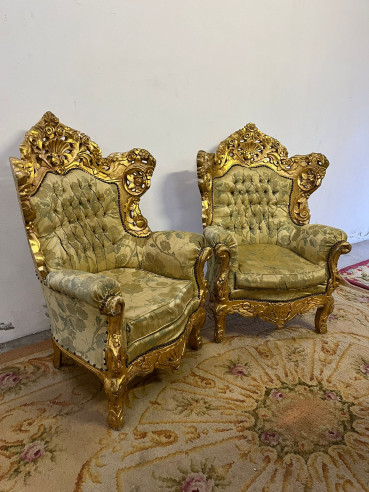 Sillones barrocos dorados estilo francés.