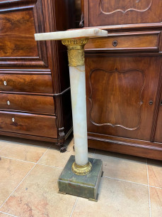 Pedestal estilo imperio, ónix y bronces dorados al mercurio. 2