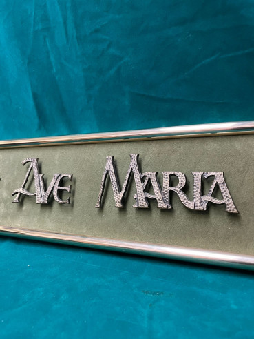 Cartel Ave María con letras en bronce y...