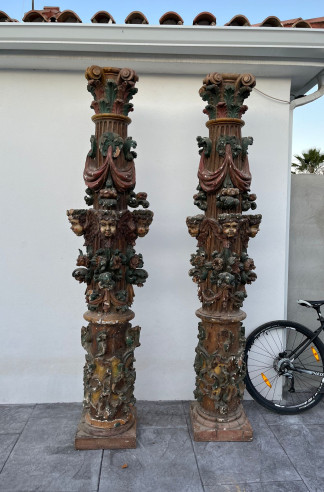Exclusiva pareja de columnas de altar XVIII.
