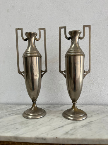 Pareja de floreros de altar bañados en plata.