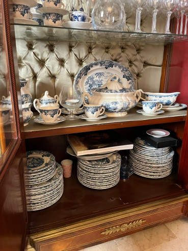 Vitrina estilo imperio con adornos en bronce,...