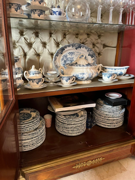 Vitrina estilo imperio con adornos en bronce, cristales biselados y capitoné.