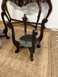 Pareja de pedestales para porcelanas. 2