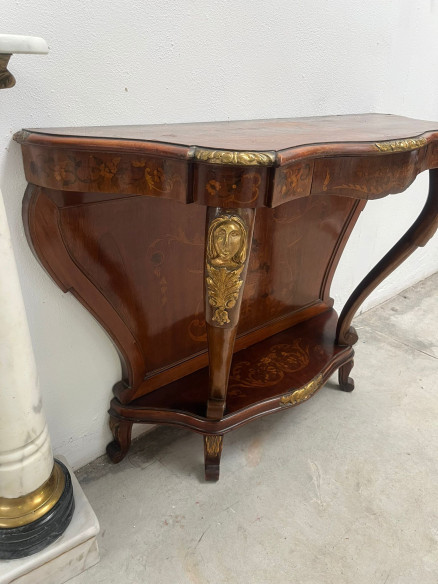 Bonita consola con marquetería, escenas románticas  y detalles dorados.