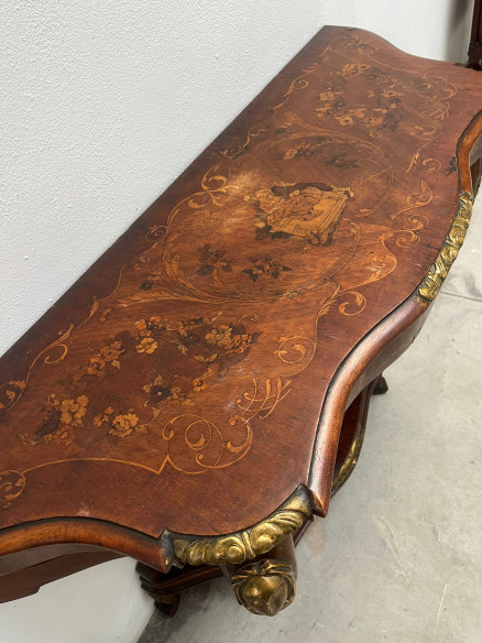 Bonita consola con marquetería, escenas románticas  y detalles dorados.