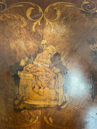 Bonita consola con marquetería, escenas...