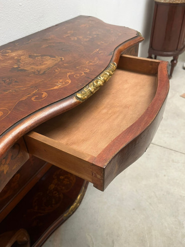 Bonita consola con marquetería, escenas...