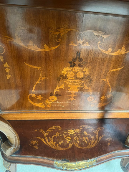 Bonita consola con marquetería, escenas románticas  y detalles dorados.