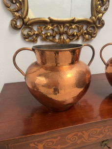 Pareja de jarras en bronce. 2