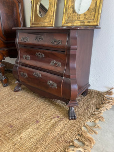 Cómoda Holandesa con patas de León. 2