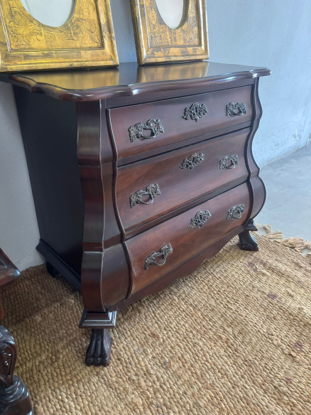 Cómoda Holandesa con patas de León.