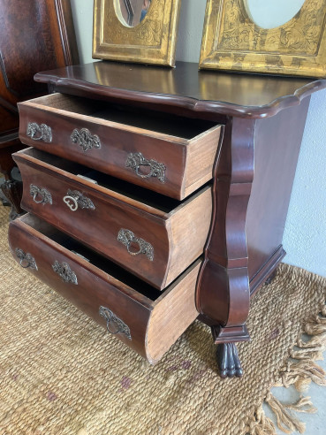Cómoda Holandesa con patas de León.
