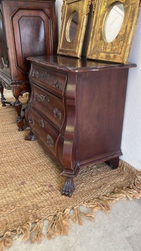 Cómoda Holandesa con patas de León.