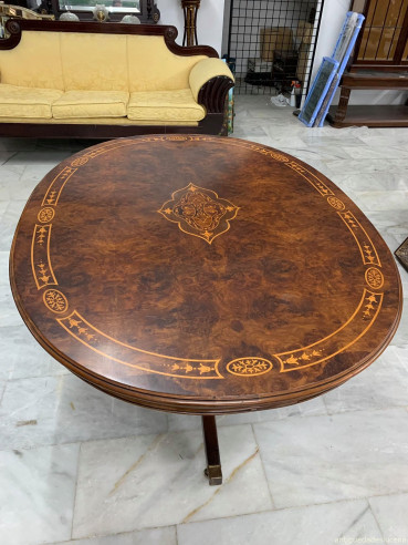 Mesa ovalada con marquetería