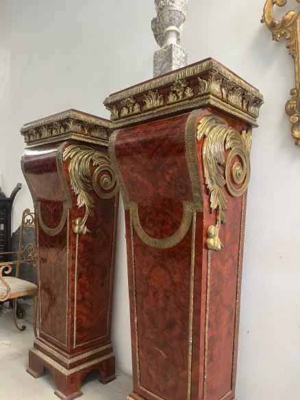 Pedestales con adornos bronces y base de mármol.