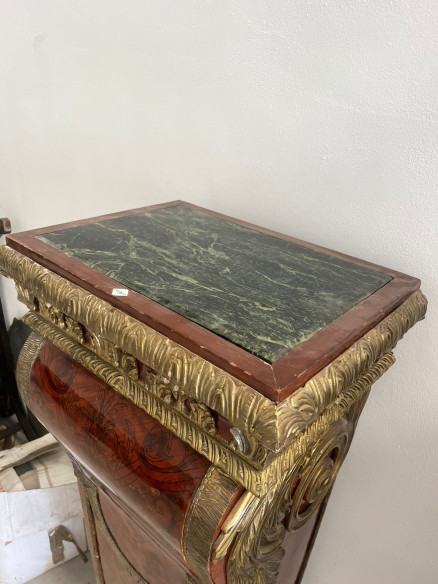 Pedestales con adornos bronces y base de mármol.