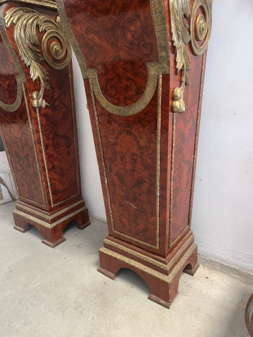 Pedestales con adornos bronces y base de mármol.