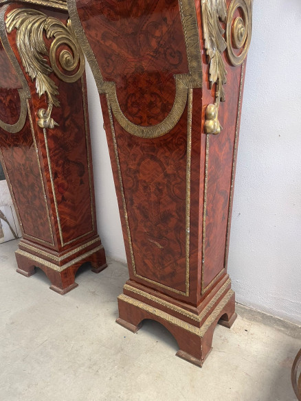 Pedestales con adornos bronces y base de mármol.