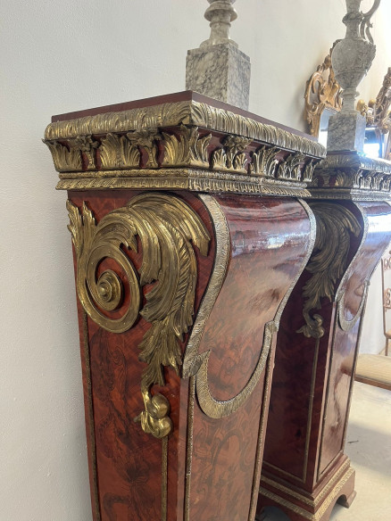 Pedestales con adornos bronces y base de mármol.