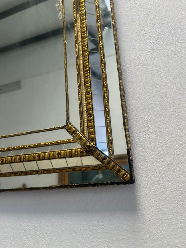 Espejo estilo vintage sobre madera con adornos...