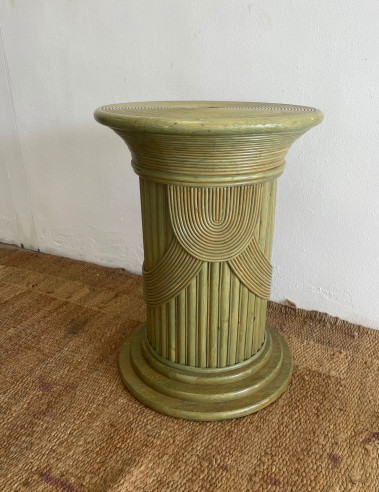 Pedestal o pie de mesa,  en madera y detalles en mimbre.