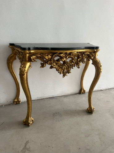 Elegante consola inglesa dorada y tallada en madera estilo chippendale, con tapa de mármol verde veteado.