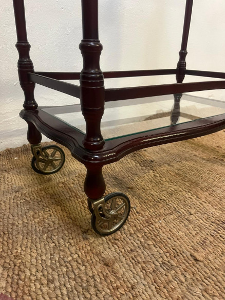 Elegante camarera con doble altura, en color caoba.