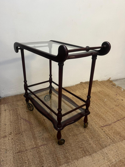 Elegante camarera con doble altura, en color caoba.