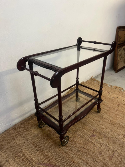 Elegante camarera con doble altura, en color caoba.