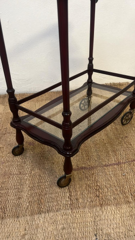 Elegante camarera con doble altura, en color...