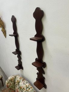 Pareja de repisas en madera con 3 bazares. 2